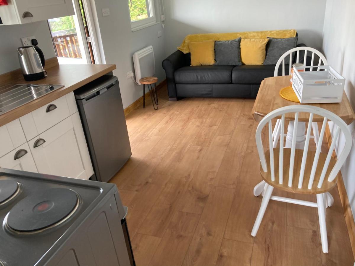 Kabin In The Woods Llandybie 外观 照片